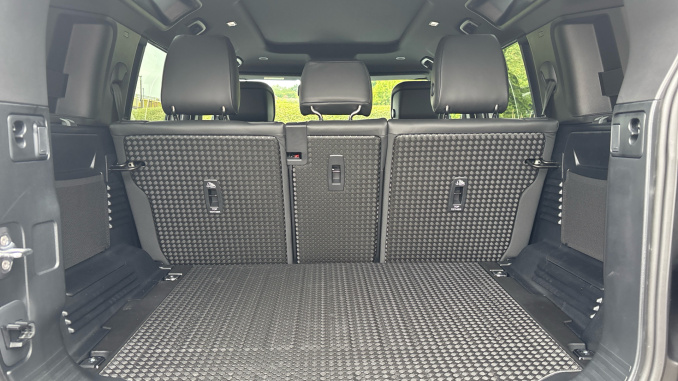 Land Rover Defender 3.0 D250 X-Dynamic HSE 110 5dr Auto Diesel Estate - Image 10